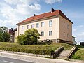 Wohnhaus in offener Bebauung und Treppe im Hang