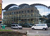 Tønsberg og Færder bibliotek med speilbildet av nabobygningen Hotel Maritim. Foto: Karl Ragnar Gjertsen