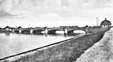 Around 1935 with the bridge houses