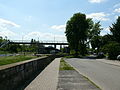 Bahnsteig (links) und Bushaltestelle der BVG (rechts)