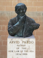 Arvid Pardo, byste ved UM