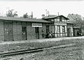 Das mittlerweile abgerissene Bahnhofsgebäude Lösnich-Kinheim (1963)