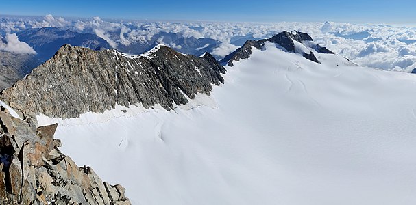 Blick nach Nordosten zu Bellavista (links), Piz Spinas (Bildmitte) und Piz Palü (Mitte rechts) sowie der Gletscher Altipiano di Fellaria (für Annotationen der einzelnen Berge aufs Bild klicken).