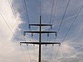 Beton-Freileitungsmast mit je zwei 110-kV- und 20-kV-Leitungen