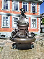 „Die Zeit und ihre Geister“ auf dem Marktplatz, im Hintergrund Stadtkämmerei