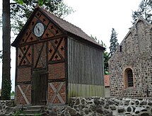 Historisches Glockenhaus vor Kirche Thomsdorf