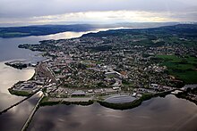 Luftbild einer an einem See gelegenen Stadt