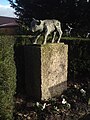 Beeld van een stierkalf, staat vlakbij het monument voor The Beatles