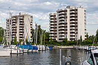 Ortsbildprägend: die beiden Hochhäuser am Bootshafen