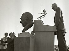 Oppenheimer speaking in Israel, 1966