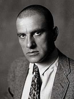 Mayakovsky khoảng năm 1920