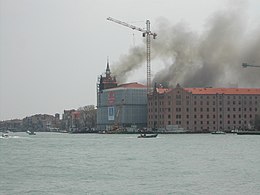 L'edificio durante l'incendio dell'aprile 2003