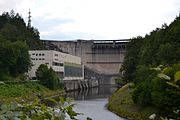 Staumauer des Kraftwerks Ottenstein mit dem Krafthaus, in dem die Pumpen und Turbinen liegen