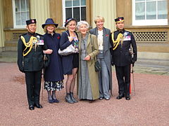 Law és leányai, Sophie Thompson és Emma Thompson, a Buckingham-palota előtt, az OBE beiktatás napján (2014)