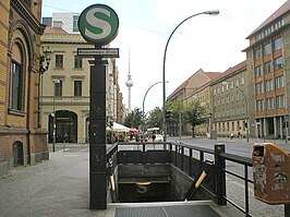 Oranienburger Straße met ingang van het S-Bahnstation