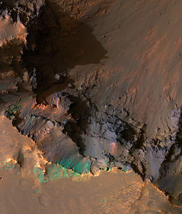 Bordo meridionale del Coprates Chasma, con larghezza di circa un chilometro. I colori all'IR sono stati intensificati per mostrare la cima della parte sud della valle, con vista verso le ripide pareti interne.