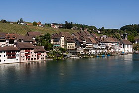 Blick vom linken Rheinufer auf das Städtchen Eglisau