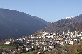 Castello Tesino mit dem Valle di Malène im Hintergrund