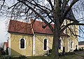 Kirche (mit Ausstattung), Kirchhof mit Grabstein und Einfriedungsmauer