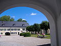 Blick durch den westlichen Schlosstorturm in den Vorpark und auf den östlichen Schlossflügel (Innenseite)