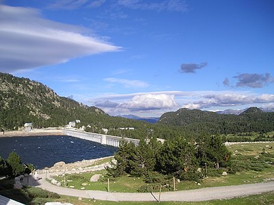 The dam at the southern end of the lake.