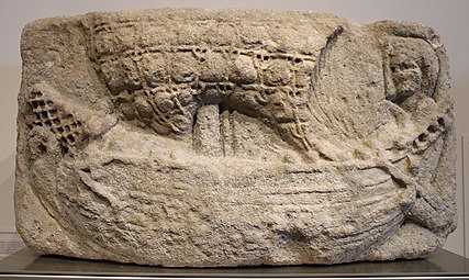 Relief mit Schiff, rechts eine verschleierte Frau, wohl eine Schutzgöttin. Kaiserzeit, in der Stadtmauer des 16. Jh. wiederverwendet.
