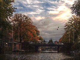 De brug gezien vanaf de Da Costagracht naar het Van Lennepkanaal, oktober 2012