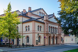 Foto eines Gebäudes mit der Aufschrift „DRAMMENS TEATER“