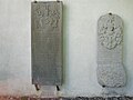 Epitaphe an der Kirchenmauer, links in lateinischer und rechts in deutscher Sprache