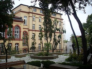 Avlu ve arkasında yer alan İstanbul Özel Alman Lisesi'nin görünümü