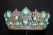 Diadem der Marie-Louise von Österreich, Kaiserin von Frankreich, Hochzeitsgeschenk von Napoléon 1810. Von Étienne Nitot et Fils, Paris. Ursprünglich mit Smaragden besetzt, die 1956–1962 durch Türkise ersetzt wurden von Van Cleef & Arpels.