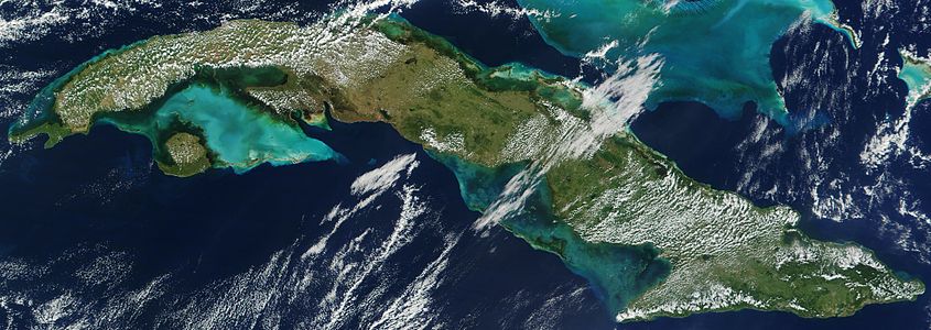 Yengeç Dönencesi'nin hemen başında ve Meksika Körfezi'nin girişinde yer alan bir ada ülkesi olan Küba'nın kıyılarının toplam uzunluğu 3735 km. dir. (Üreten:Jacques Descloitres, MODIS Land Rapid Response Team, NASA/GSFC)