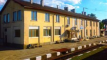 Image of a platform of a yellow train–station