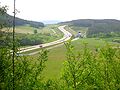 Bundesautobahn 71 und Neu­bau­stre­cke im Wipf­ra­tal, da­hin­ter die nörd­li­che Ein­fahrt in den Tun­nel Sand­berg (Mai 2006)