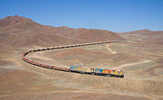 41.–42. KW EMD-Clyde GL22C 1452 und G12U 1412 der Ferrocarril de Antofagasta a Bolivia mit leeren Schwefelsäure-Kesselwagen und mit Kupferplatten beladenen Flachwagen unterwegs zwischen Cumbre und Prat in der Región de Antofagasta, Chile.