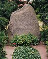 Friedhof mit Grabstätte Gerhart Hauptmanns, Familiengrabstätte Walter Felsensteins und Grabstelen bei der Kirche