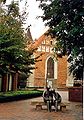 Voorzijde kloosterkerk met sculptuur Jan und Lili