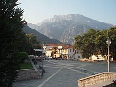 Zentraler Platz von Konitsa. Der Berg Tymfi im Hintergrund