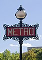 Kandelaber des Typs „Val d'Osne“ an einem Métrozugang in Paris