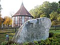 De megaliet „Hoher Stein“ voor de kerk te Ostenholz