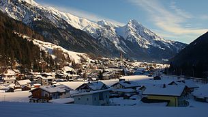 Blick auf Pettneu im Winter