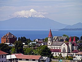 Lago Llanquihue vanuit Puerto Varas met de Osorno op de achtergrond