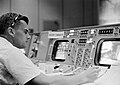 Chaffee, Gemini 3 görevi sırasında Görev Kontrolü'ndeki kumanda panelinde.