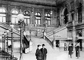 4. KW Die Kassenhalle des Wiener Südbahnhofes um das Jahr 1900.