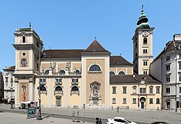 Südseite der Schottenkirche mit dem Jasomirgott-Denkmal