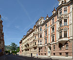 Das Gebäude Sparkassenstraße 3-5 ist das mittlere im Straßenzug