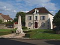 Rathaus mit Kriegerdenkmal im Vordergrund