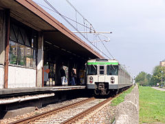 Een metrostel richting Cologno langs het perron