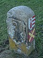 Kantonsgrenzstein mit Wappen des Kantons Jura und Courroux