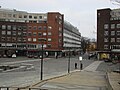 På hver sin side av Roald Amundsens gate, bak fasader tegnet av Arneberg og Poulsson, er bygninger tegnet av Per Nordan: Fridtjof Nansens plass 5 og 6. Foto: Lars Roede